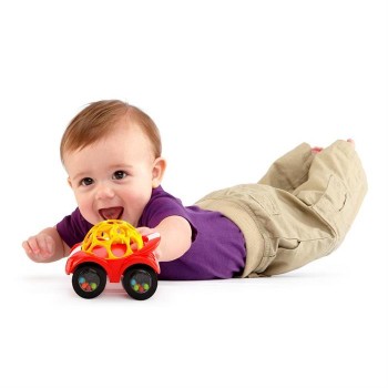 Oball-81510R Prima Masinuta a Bebelusului Rattle&Roll Rosie